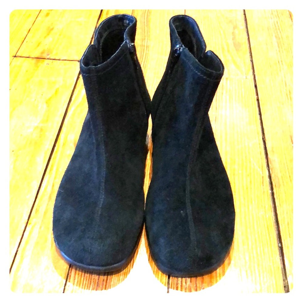 Aerosoles black suede booties Size 6.5